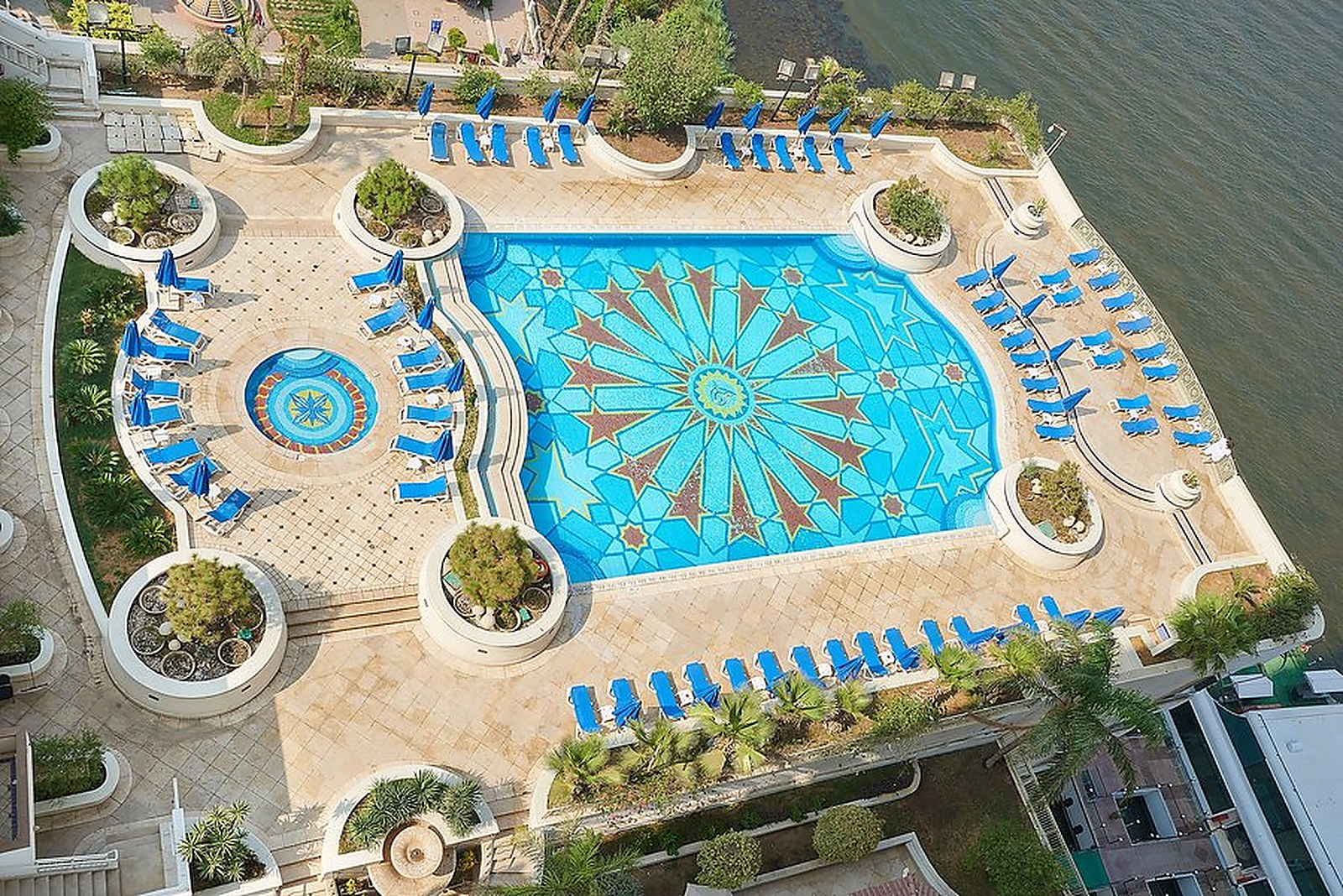 Piscina do Grand Nile Tower com vista para o Rio Nilo